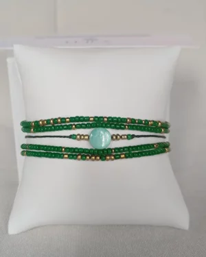 Bracelet fin et élégante de couleur vert et doré en perles
