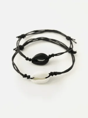 Bracelet en coquillage blanc cauri naturel autour d'un coussin. Bracelet ZEN de la marque LUILA