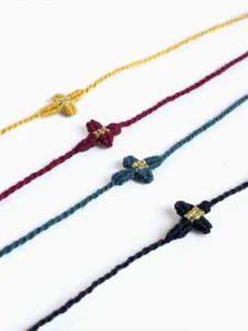 Bracelet fin tissé macramé croix LUILA