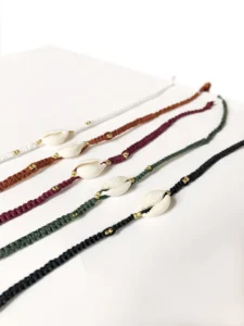 Bracelet boho micro macramé et coquillage cauri naturel | LUILA