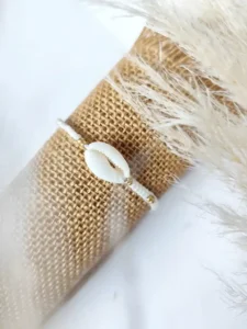 Bracelet blanc boho micro macramé et coquillage cauri naturel | LUILA