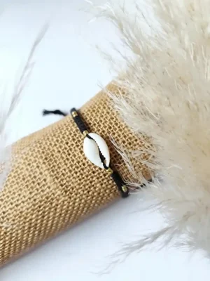 Bracelet noir boho micro macramé et coquillage cauri naturel | LUILA