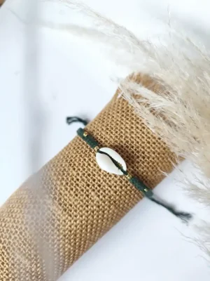 Bracelet vert boho micro macramé et coquillage cauri naturel | LUILA