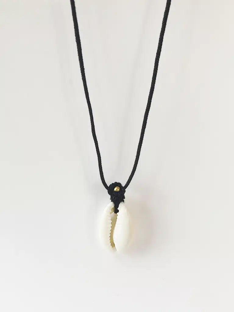 Collier boho micro macramé et coquillage cauri naturel | LUILA