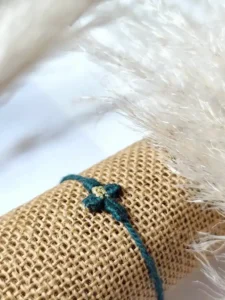 Bracelet fin tissé macramé croix vert luila