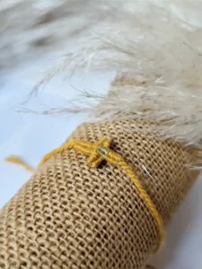 Bracelet fin tissé macramé croix ocre luila