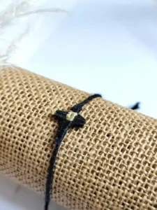 Bracelet fin tissé macramé croix noir luila