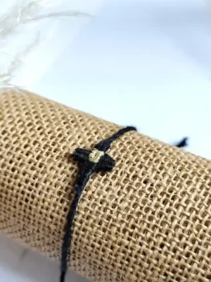 Bracelet fin tissé macramé croix noir luila