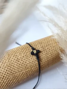 Bracelet fin tissé macramé croix noir luila
