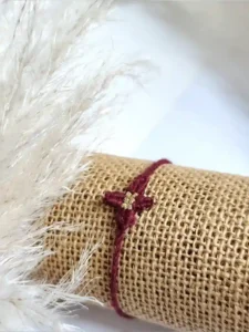 Bracelet fin tissé macramé croix rouge luila
