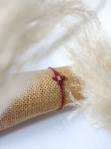 Bracelet fin tissé macramé croix rouge luila