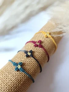 Bracelet fin tissé macramé croix LUILA
