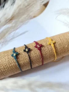 Bracelet fin tissé macramé croix LUILA