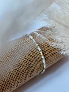 Bracelet style boho Bracelet ajustable en perles style boho LION | LUILA bracelet en perles blanches, dorées et fil turquoise