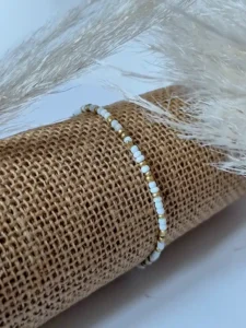 Bracelet style boho Bracelet ajustable en perles style boho LION | LUILA bracelet en perles blanches, dorées et fil turquoise