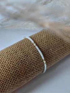 Bracelet style boho Bracelet ajustable en perles style boho LION | LUILA bracelet en perles blanches, dorées et fil turquoise