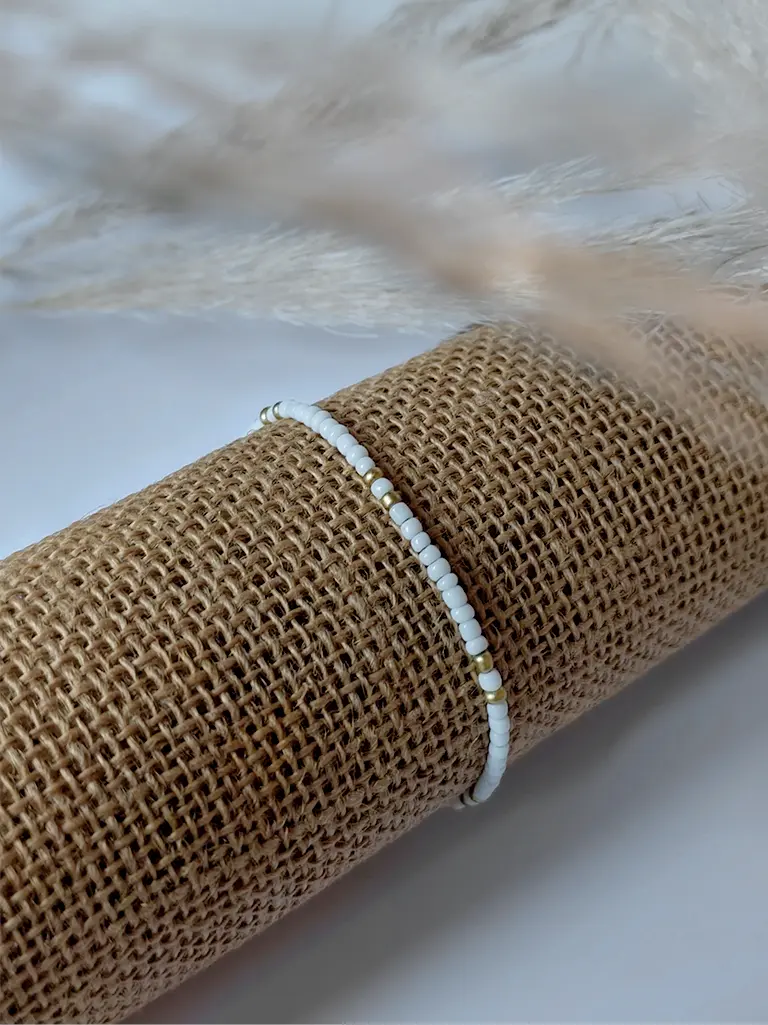 Bracelet style boho Bracelet ajustable en perles style boho LION | LUILA bracelet en perles blanches, dorées et fil turquoise