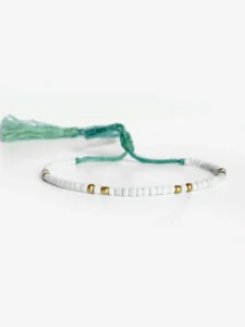 Bracelet style boho bracelet en perles blanches, dorées et fil turquoise