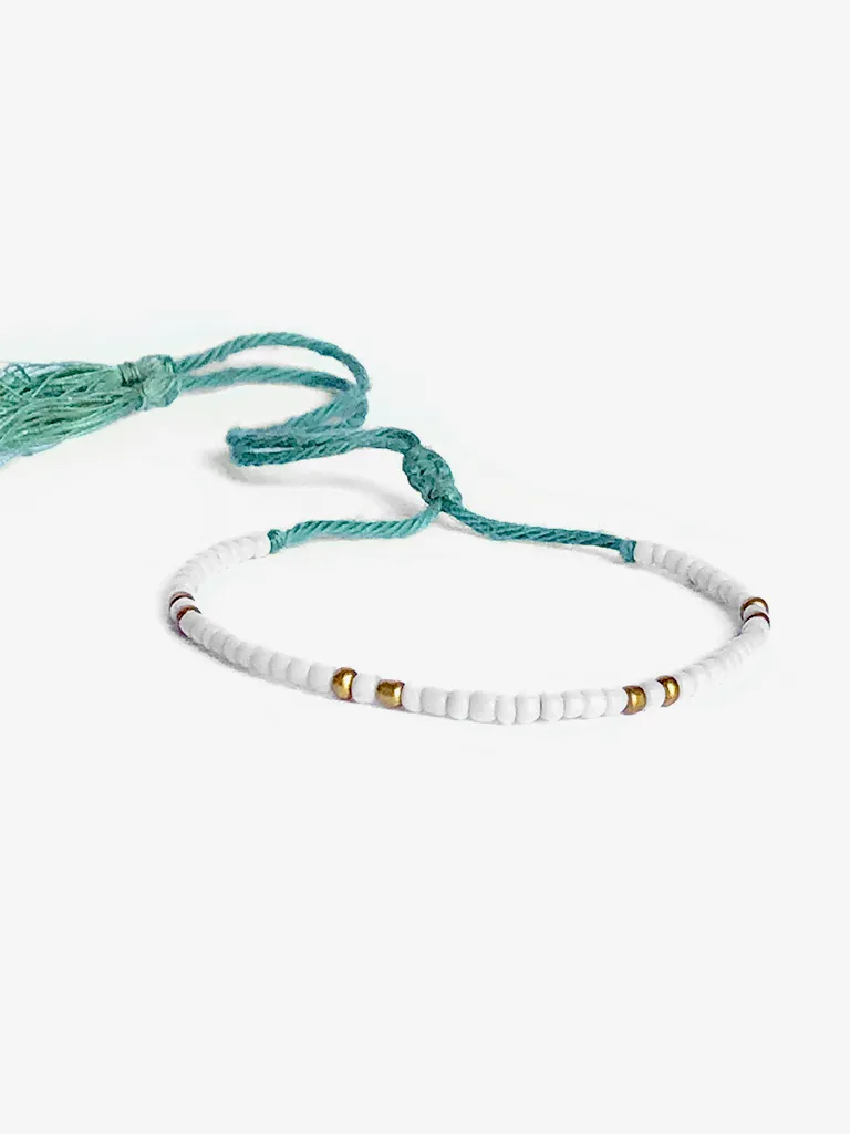 bracelet en perles blanches, dorées et fil turquoise