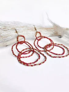 boucles d’oreilles multicercles en perles rouges et dorées