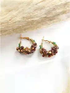 boucles d’oreilles créoles ornées de perles marron, dorées et vertes LUILA