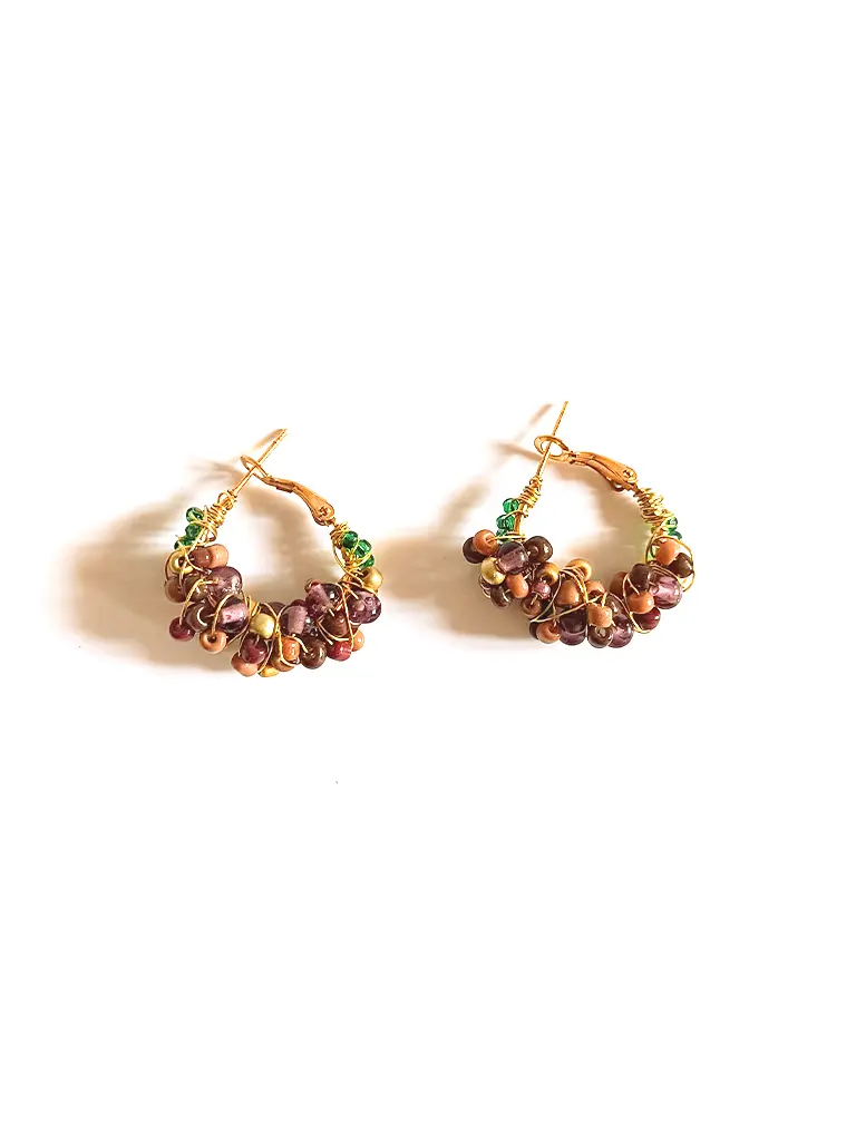 boucles d’oreilles créoles ornées de perles marron, dorées et vertes LUILA